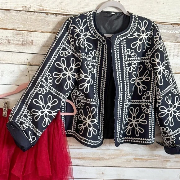 Women's Black and White quilt Jacket - Picture 2 of 3